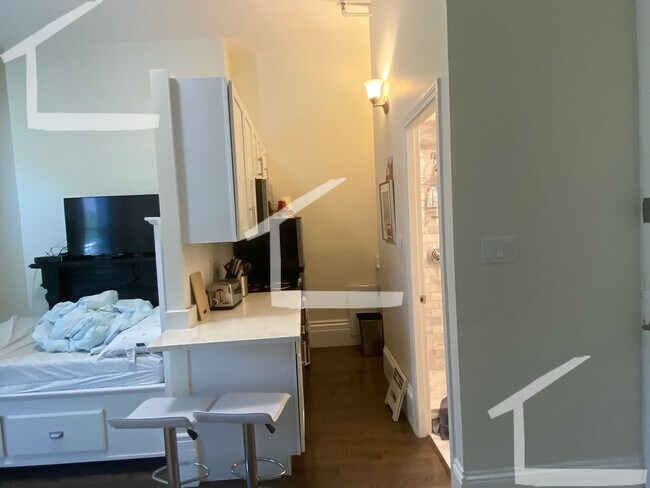 Building Photo - Beautifully updated large studio in the he...