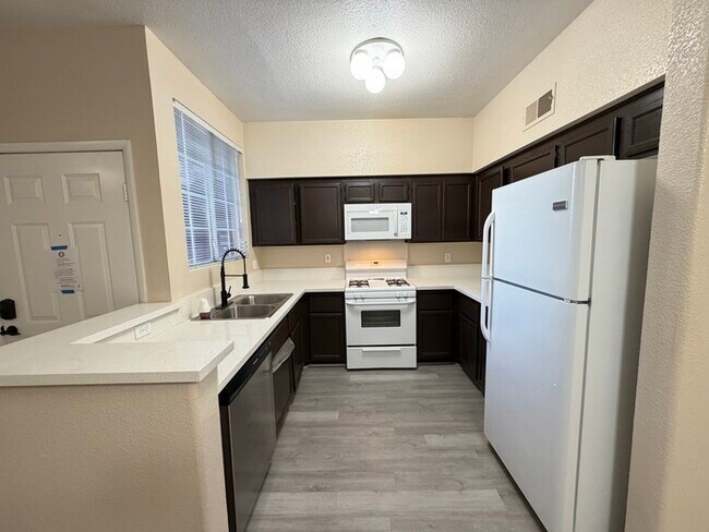 Foto del edificio - First Show: The first open showing is on 1/8/26 at 11:30am. We will be processing any apps and of...