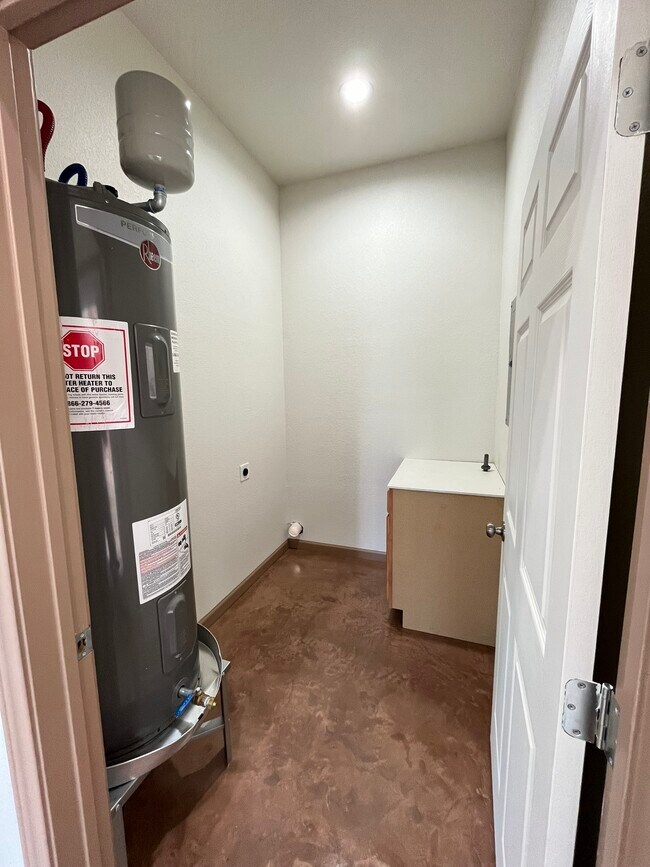 Sala de almacenamiento con conexiones para lavadora/secadora - 710 W Baetz Blvd