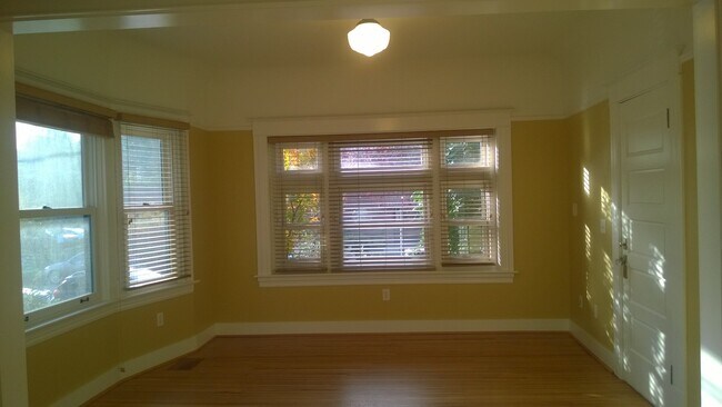 Entrance-Living room - 2465 NW Northrup St
