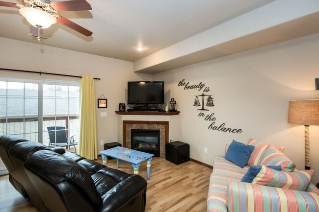 Building Photo - Luxury Iowa City townhouse close to UIHC and Kinnick