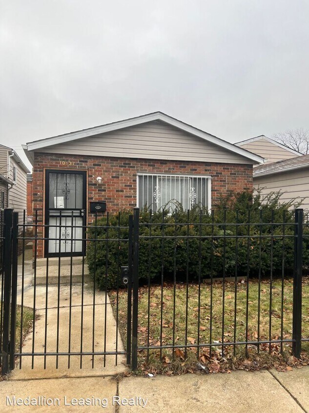 4 br, 2 bath House 10637 S Cottage Grove... House Rental in Chicago
