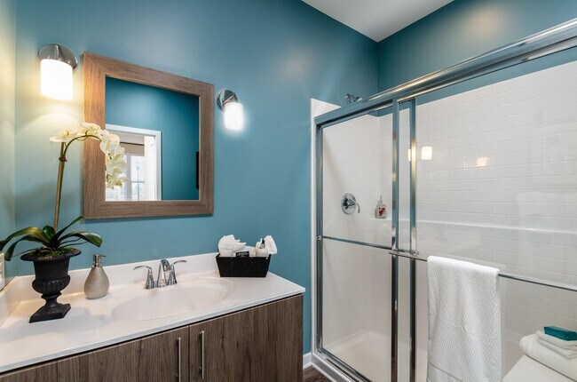 Building Photo - Two Bedroom Brand-new Luxury Apartment (Wa...