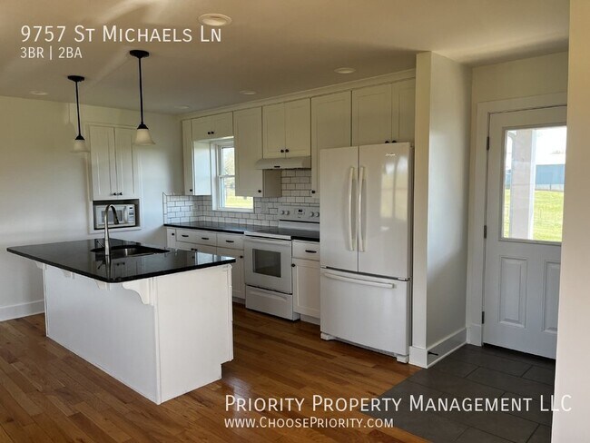 Building Photo - Charming 3 Bed, 2 Bath Bridgewater Home fo...