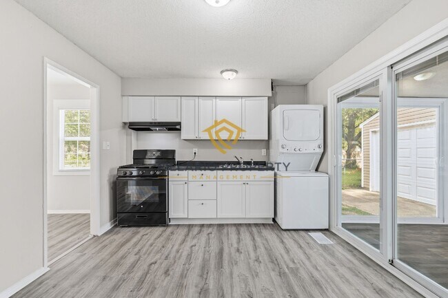 Foto del edificio - Renovated 3-Bedroom Ranch in Lawrence Township with Garage & Sunroom Available NOW!