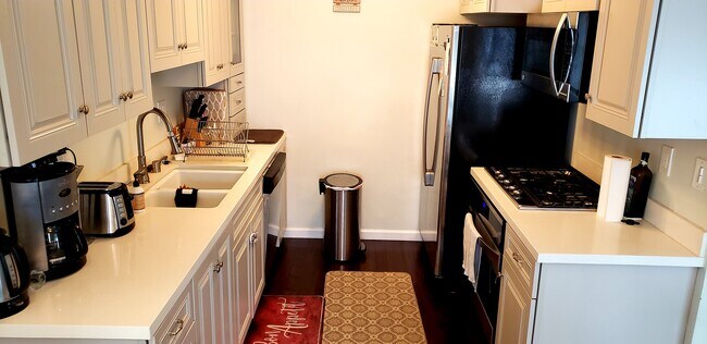 Kitchen with stainless-steel appliances - 1318 Berkeley St