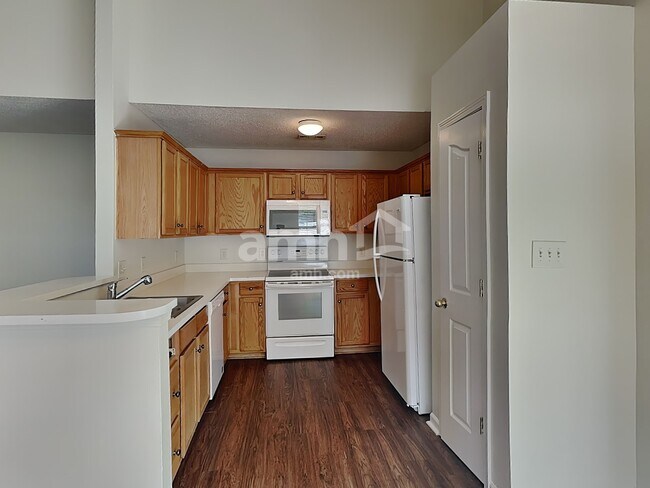 Foto del edificio - 15115 De Havilland Dr