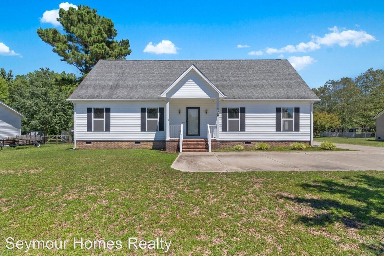 3 br, 2.5 bath House 109 Rose Landing Drive House Rental in