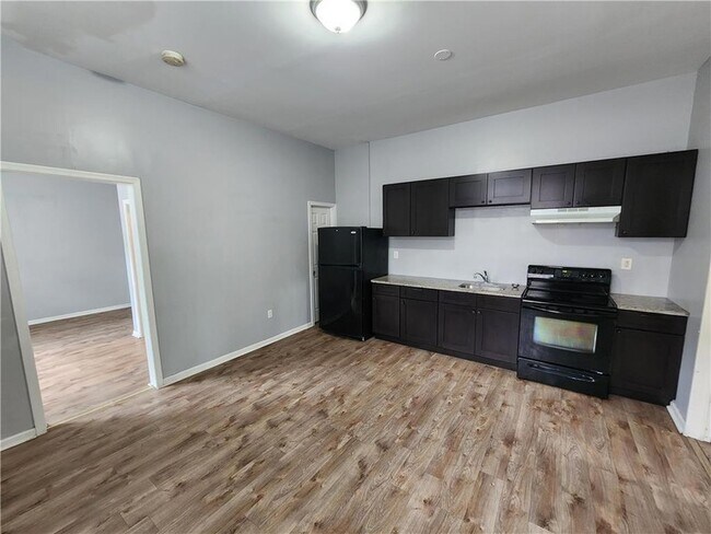 Building Photo - 544 N 6th St