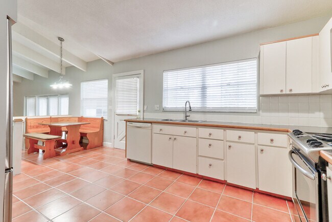 Building Photo - 5201 Huntington St NE, St Pete FL 33703