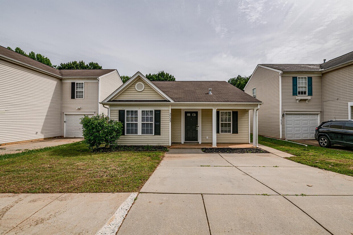 Photo - 2723 Oasis Ln (Charlotte, NC)