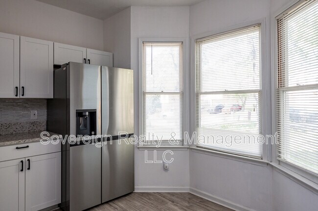 Foto del edificio - 348 Lakeridge Ct