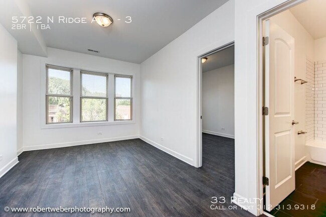 Foto del edificio - 5722 N Ridge Ave