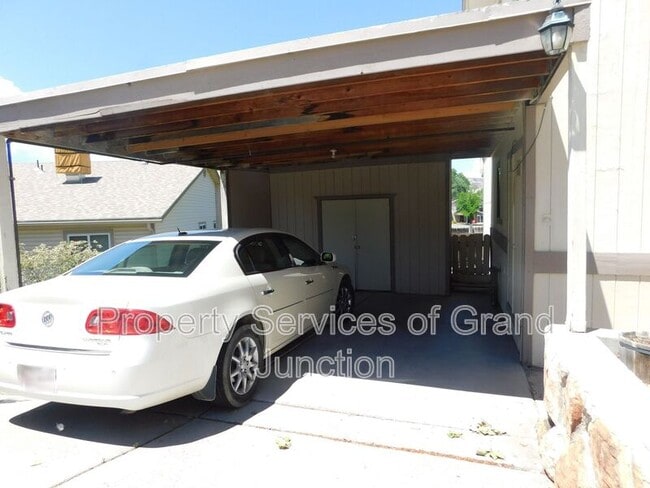 Building Photo - 2422 1/2 Hidden Valley Drive