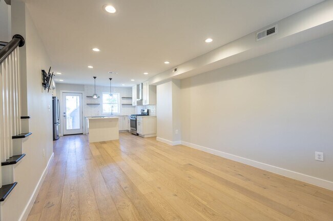 Foto del edificio - Beautiful 3 BR/3 BA Townhome in Brentwood!