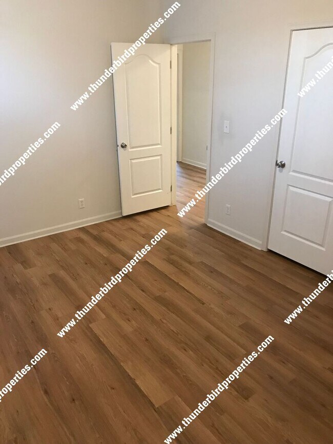 Building Photo - 3 bedrooms, 2 bathrooms in Alameda near El...