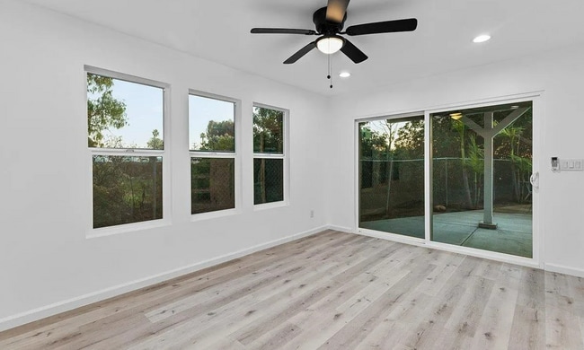 Building Photo - Modern 2 Bed, 2 Bath Bay Park Gem with Exp...