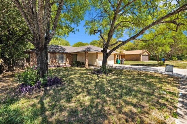 Building Photo - 3 bedroom 2 bath in the well sought subdivision of Great Northwest!