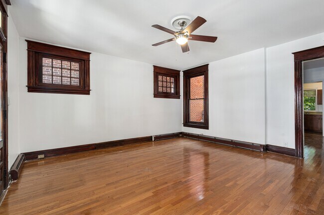 living room - 622 N 6th St