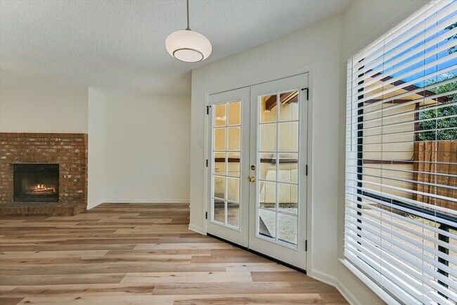 Foto del edificio - 6103 Hill Forest Dr