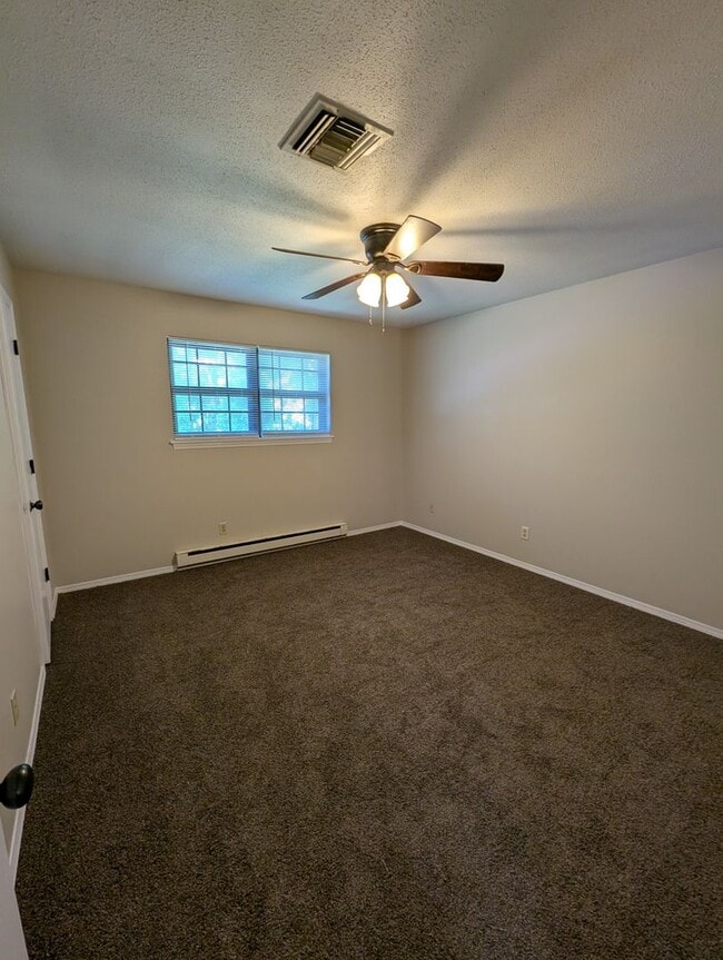 Building Photo - 2 Bedroom/ 1.5 Bath Townhouse