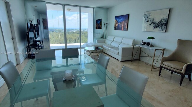 Foto del edificio - 14951 Royal Oaks Ln