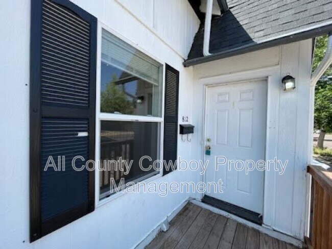 Building Photo - 812 E Garfield St