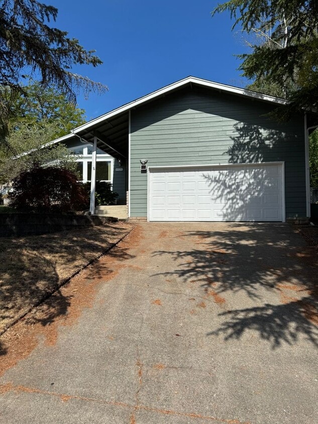 Primary Photo - East Roseburg 3 bedroom 2 bath close to Ea...