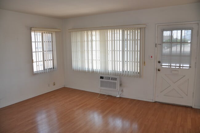 Building Photo - 818 W Glenoaks Blvd