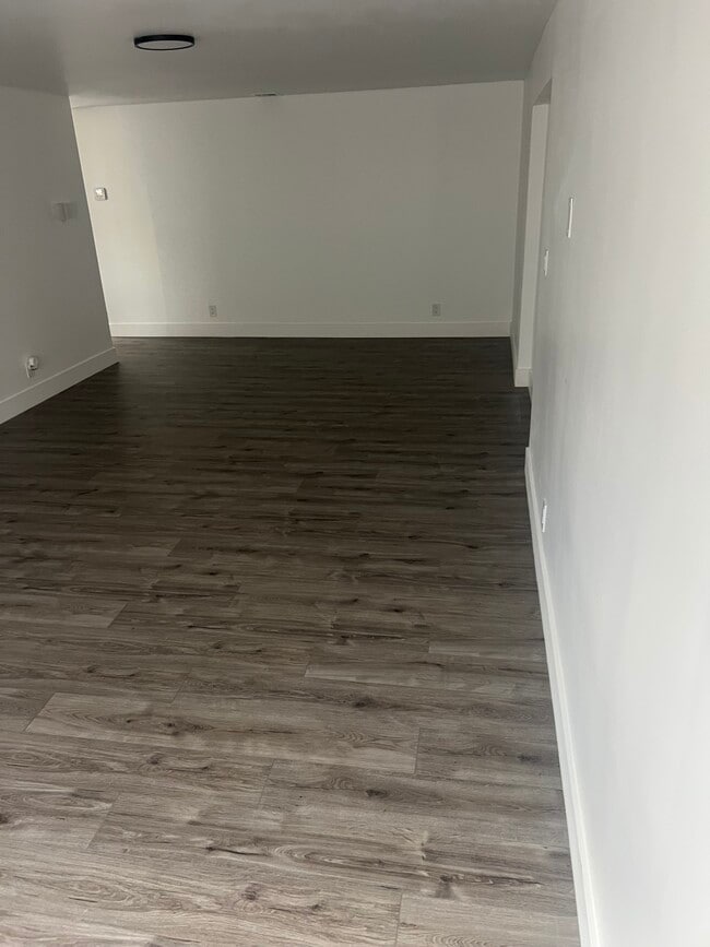Building Photo - 5662 Parke Ave