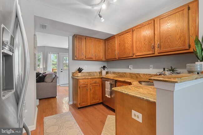 Building Photo - 16 Deer Run Ct