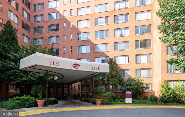 Building Photo - 1121 Arlington Blvd