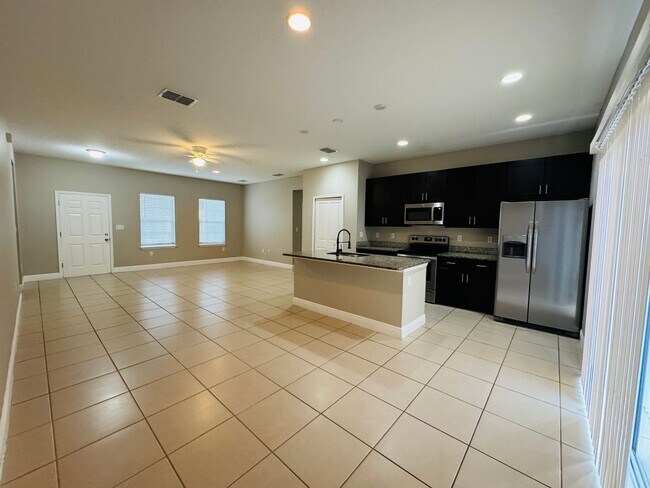 Foto del edificio - AMAZING 4 Bedroom, 2 Bathroom in Poinciana!!