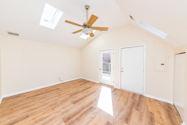 Foto del edificio - 847 W Newport Ave