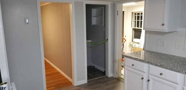 Building Photo - 5 1/2 Elmire Ave