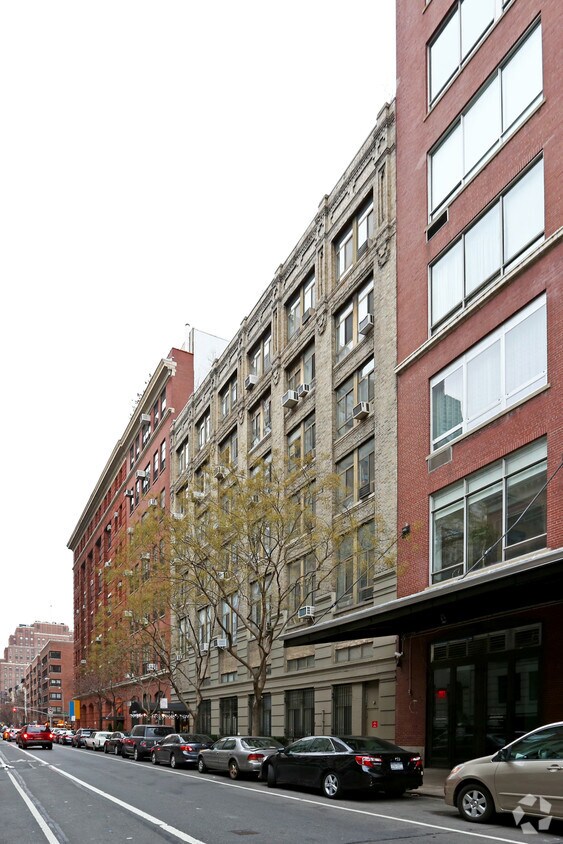 Building Photo - 155 W 15th St