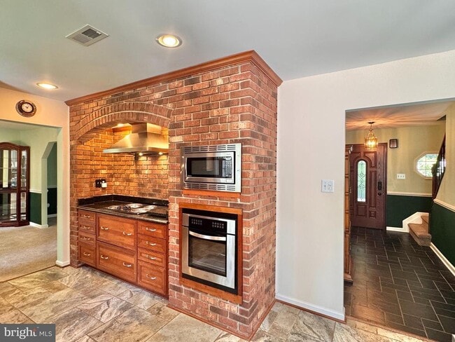 Building Photo - 2026 Admiral Dr
