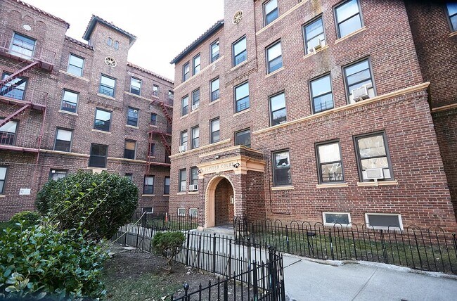 Foto del edificio - 6264 Saunders St