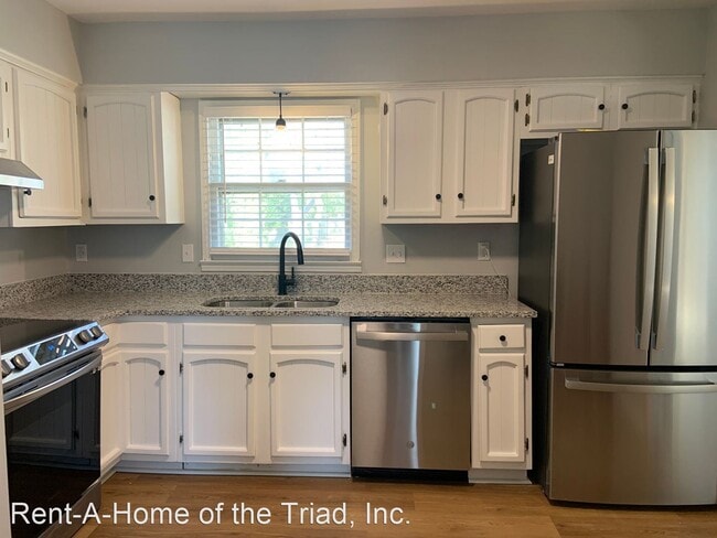 Building Photo - 4 br, 2.5 bath House - 210 Village Lane