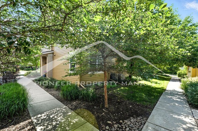 Building Photo - Cozy Townhome with Central AC and Washer/D...