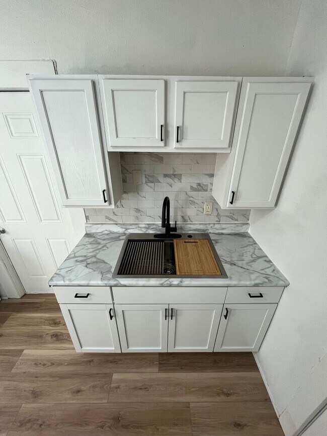 Foto del edificio - Freshly Renovated 3-Bedroom House - MOVE IN SPECIAL