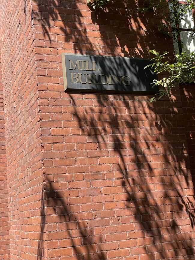 Building Photo - 839 Main St