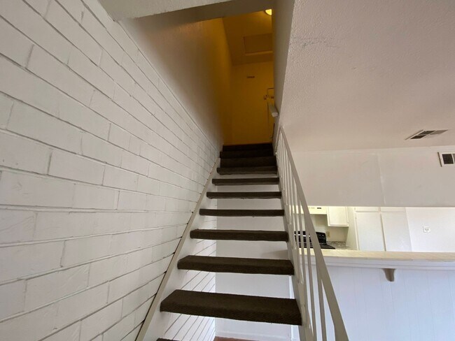 Building Photo - Large Two Bedroom Townhouse in Cal Villa
