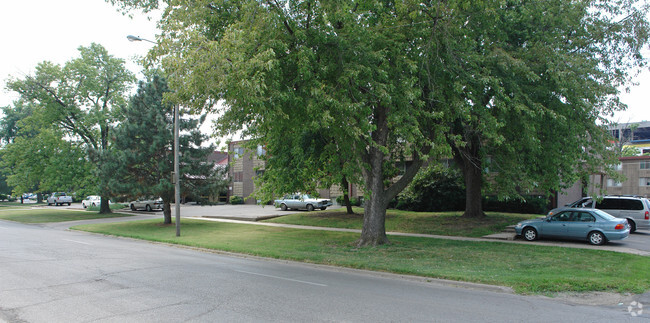 Building Photo - Oakwood Manor Apartments