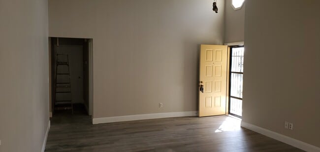 Building Photo - 41 SE Ontario Way