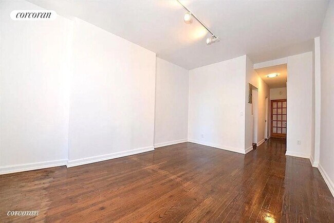Building Photo - 301 E 95th St