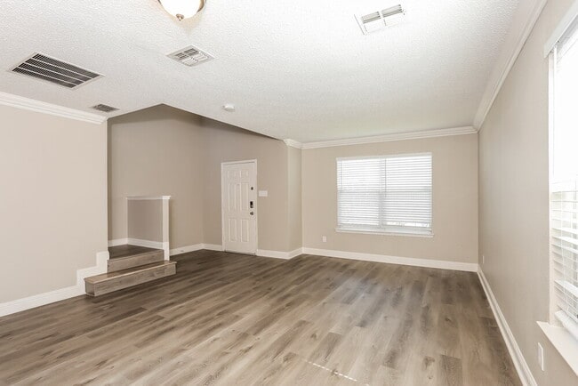 Foto del edificio - 7802 Mason Dells Dr