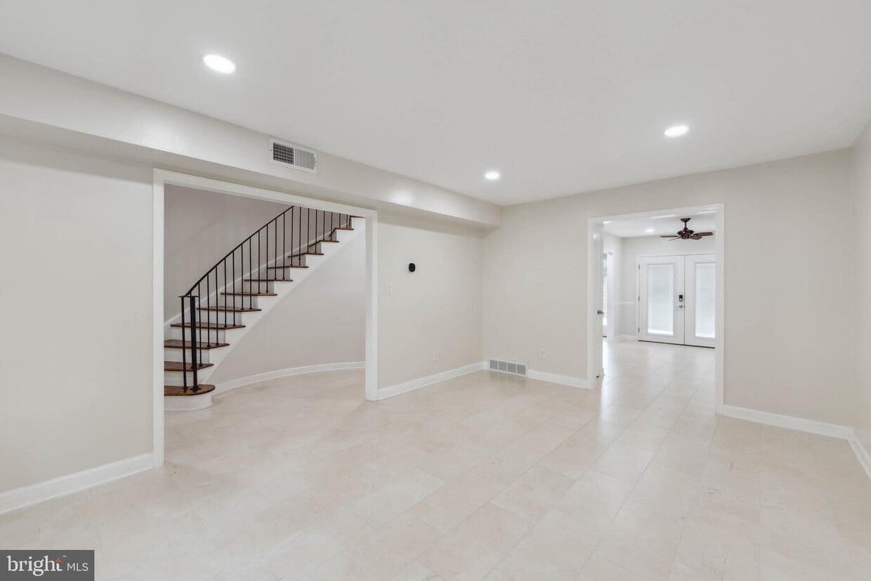 Primary Photo - 6008 Waterbury Ct