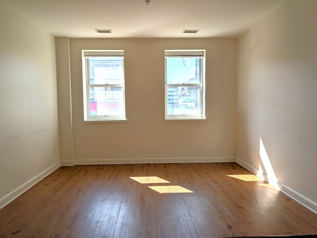 Building Photo - 255 Bagot St