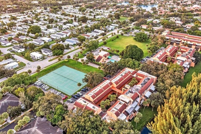 Building Photo - 400 Commodore Dr